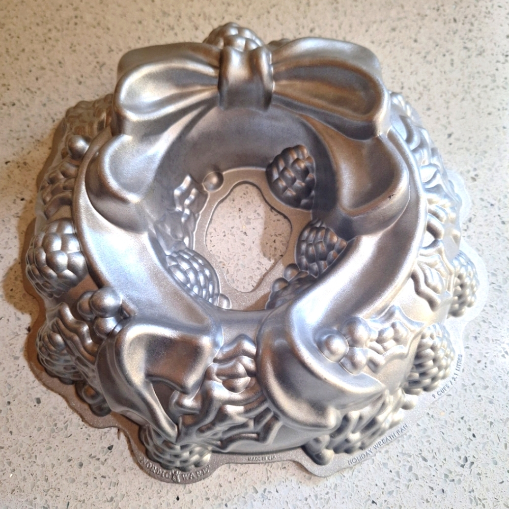 Nordicware Holiday Wreath Bundt Pan NWOB